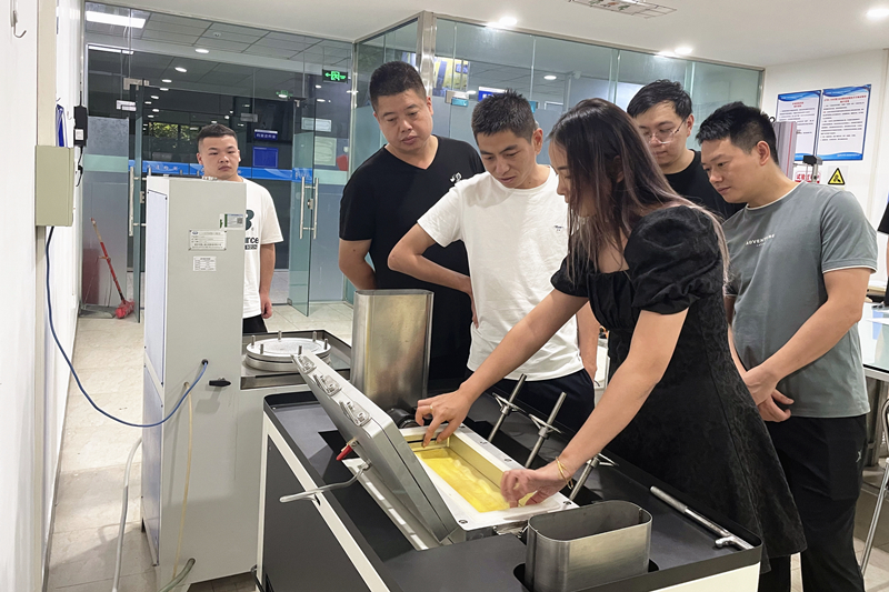 7月26日， 中鐵五局集團有限公司重慶（川渝界）至成都高速公路擴容項目主任、監(jiān)理試驗室主任對濟通公司進行考察，材料檢測部李金泓給大家講解塑料排水板縱向通水量檢測流程_副本.jpg